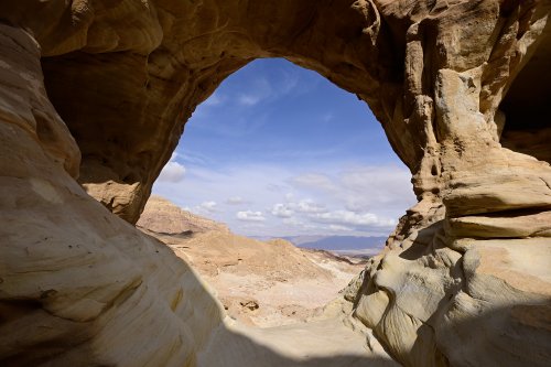 Parc national de Timna (Israël) - Arche naturelle avec paysage en fond(VO-23-0285)