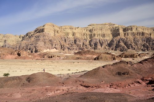 Parc national de Timna (Israël) - Falaises de Timna (Timna cliff) vue depuis le point d'observation (personnage sur crête)(VO-23-0316)