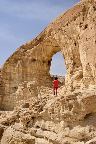 Parc national de Timna (Israël) - Personnage devant une arche naturelle(VO-23-0339)