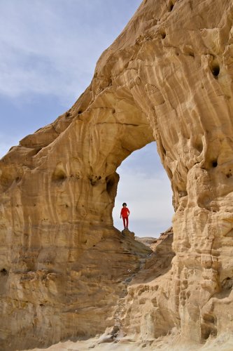 Parc national de Timna (Israël) - Personnage perché sur un bloc dans une arche naturelle(VO-23-0342)