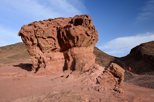 Parc national de Timna (Israël) - Observation point : champignon de grès rouge sculpté par l'érosion avec personnage en fond(VO-23-0397)