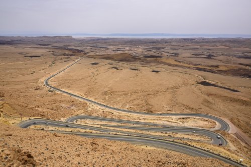 Réserve naturelle de Maktesh Ramon (Israël) - Route descendant dans le cratère d'érosion au sud de Mitze Ramon (VO-23-0432)