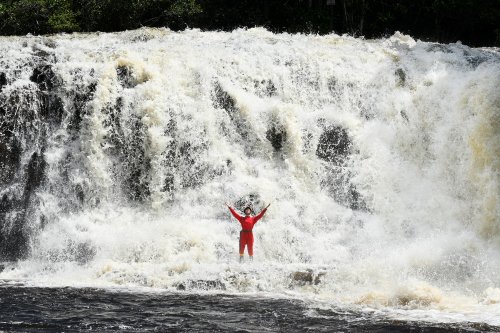 Rurópolis (Pará, Brésil) - Cascade d'Iracema avec personne en rouge au milieu(VO-23-0598)