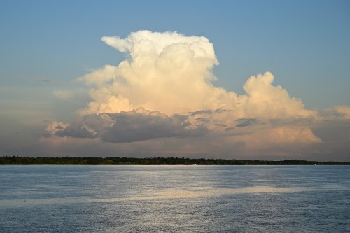 Santarem (Pará, Brésil) - rio Amazonas avec nuage éclairé par le soleil(VO-23-0866)