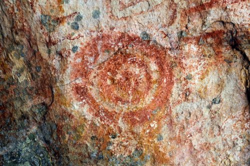 Monte Alegre (Pará, Brésil) -  Personnage regardant des peintures préhistoriques  sur la paroi d'un abri sous roche du le Parque Estudeal de Monte Alegre (VO-23-0900)
