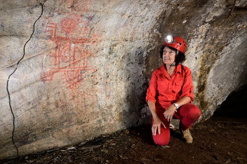 Monte Alegre (Pará, Brésil) -  Personnage regardant des peintures préhistoriques  sur la paroi d'un abri sous roche du le Parque Estudeal de Monte Alegre (VO-23-0915)