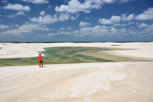 Lençois de Maranhenses (Maranhao, Brésil) - Lac d'eau verte au milieu de dunes de sable blanc (personnage en rouge premier plan)(VO-23-1084)