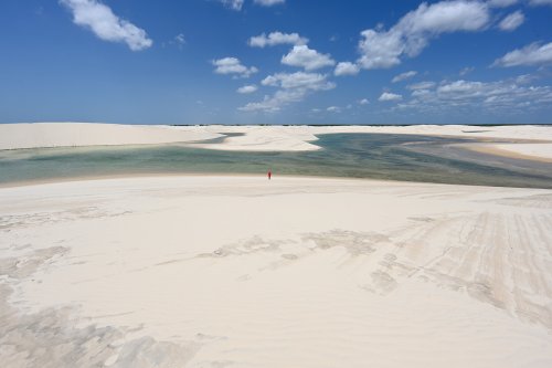 Lençois de Maranhenses (Maranhao, Brésil) - Lac d'eau verte avec  dune de sable blanc avec stries en premier plan(VO-23-1095)