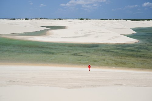 Lençois de Maranhenses (Maranhao, Brésil) - Lac d'eau verte au milieu de dunes de sable blanc (avec personnage en rouge lointain)(VO-23-1102)