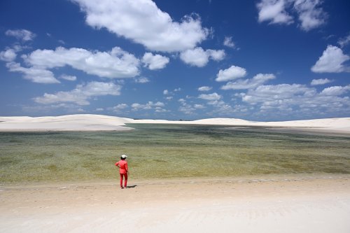 Lençois de Maranhenses (Maranhao, Brésil) - Lac d'eau verte au milieu de dunes de sable blanc avec personnage en rouge au bord de l'eau(VO-23-1109)