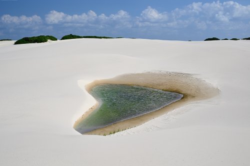 Lençois de Maranhenses (Maranhao, Brésil) - 
Petit lac en forme de coeur au milieu de dunes de sable blanc(VO-23-1140)