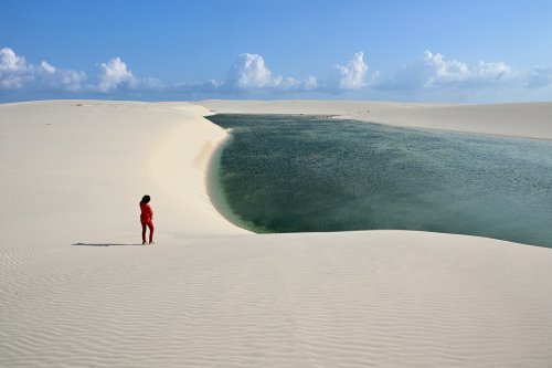 Lençois de Maranhenses (Maranhao, Brésil) - Lac d'eau verte au milieu de dunes de sable blanc (personnage en rouge à gauche)(VO-23-1164)