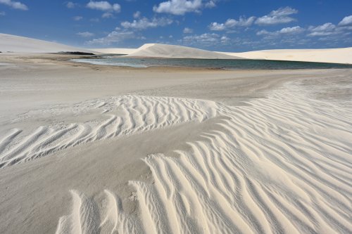 Lençois de Maranhenses (Maranhao, Brésil) - Sable blanc avec rides et lac en fond(VO-23-1185)