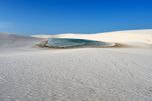 Lençois de Maranhenses (Maranhao, Brésil) - Dunes de sable blanc avec lac en fond(VO-23-1190)