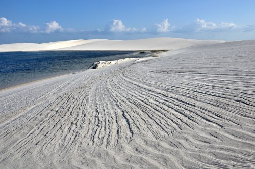 Lençois de Maranhenses (Maranhao, Brésil) - Sable blanc avec rides et lac bleu en fond(VO-23-1197)