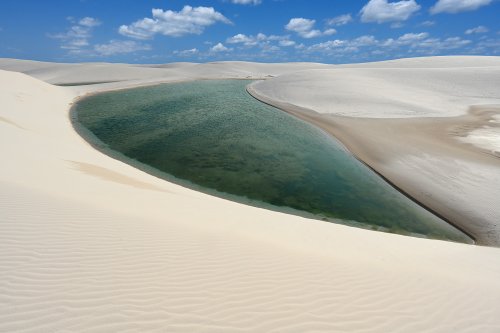 Lençois de Maranhenses (Maranhao, Brésil) - Lac d'eau verte au milieu de dunes de sable blanc (VO-23-1200)