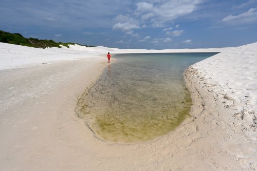 Lençois de Maranhenses (Maranhao, Brésil) - Lagoa Bonita : lac aux eaux peu profondes au milieu de dunes de sable blanc (personnage  en rouge à gauche)(VO-23-1214)