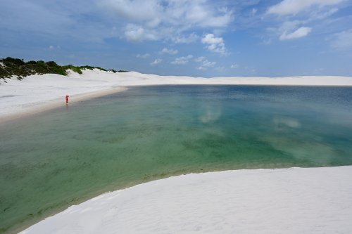 Lençois de Maranhenses (Maranhao, Brésil) - Lagoa Bonita : lac d'eau verte au milieu de dunes de sable blanc  (personnage à gauche au loin et sable au premier plan)(VO-23-1216)