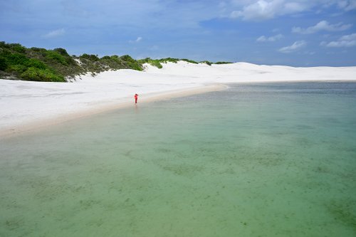 Lençois de Maranhenses (Maranhao, Brésil) - Lagoa Bonita : lac d'eau verte au milieu de dunes de sable blanc  (personnage à gauche  au loin et végétation en fond)(VO-23-1217)