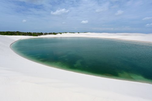 Lençois de Maranhenses (Maranhao, Brésil) - Lagoa Bonita : lac d'eau verte au milieu de dunes de sable blanc  (personnage à gauche  au loin)(VO-23-1226)