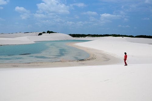 Lençois de Maranhenses (Maranhao, Brésil) - Lagoa Bonita : lac aLagoa Bonita : ux eaux turquoise au milieu de dunes de sable blanc  (personnage  à droite)(VO-23-1237)