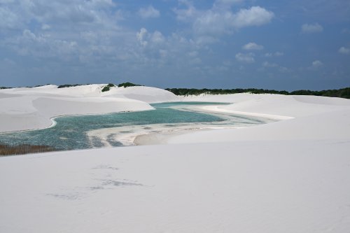 Lençois de Maranhenses (Maranhao, Brésil) - Lagoa Bonita : lac  au milieu de dunes de sable blanc  (VO-23-1241)