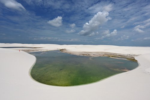 Lençois de Maranhenses (Maranhao, Brésil) - Lagoa Bonita : lac d'eau verte au milieu de dunes de sable blanc  avec personnage au loin sur la gauche (VO-23-1243)