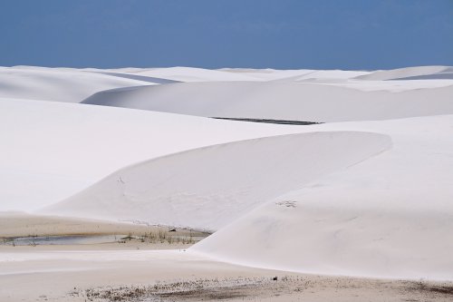 Lençois de Maranhenses (Maranhao, Brésil) - Lagoa Bonita : lac d'eau verte au milieu de dunes de sable blanc  avec personnage au loin sur la gauche (VO-23-1253)