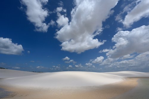 Lençois de Maranhenses (Maranhao, Brésil) - Dune avec ciel bleu et nuages dans le secteur de Lagoa Bonita(VO-23-1261)