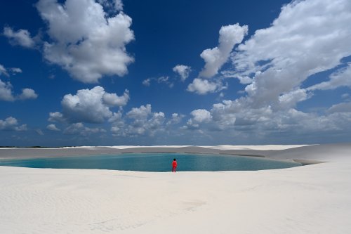 Lençois de Maranhenses (Maranhao, Brésil) - Lagoa Bonita : lac au milieu de dunes de sable blanc avec cumulus dans ciel bleu(VO-23-1284)
