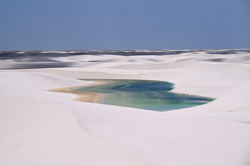 Lençois de Maranhenses (Maranhao, Brésil) - Petite lagune d'eau verte au milieu des dunes dans le secteur de Lagoa Bonita(VO-23-1317)