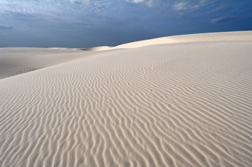 Lençois de Maranhenses (Maranhao, Brésil) - Dune de sable blanc avec rides  dans le secteur de Lagoa Azul (VO-23-1337)