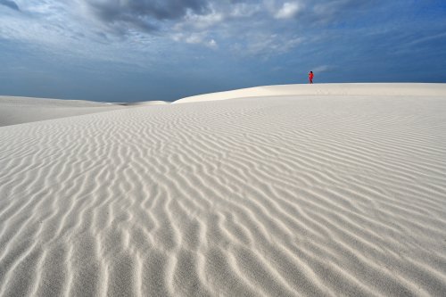 Lençois de Maranhenses (Maranhao, Brésil) - Personnage en haut d'une dune de sable blanc avec rides  dans le secteur de Lagoa Azul (VO-23-1339)