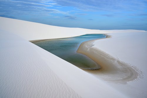 Lençois de Maranhenses (Maranhao, Brésil) - Petite lagune au milieu des dunes dans le secteur de Lagoa Bonita (sans soleil)(VO-23-1351)