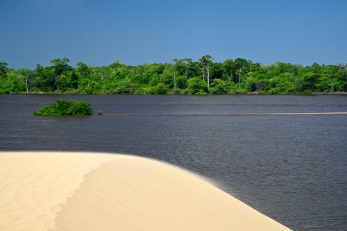 Lençois de Maranhenses (Maranhao, Brésil) - Rio Preguiças avec dune de sable jaune en premier plan(VO-23-1396)