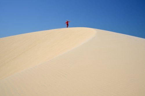 Delta de Paranaiba (Maranhao, Brésil) - Pontal das Malencieras : personnage en équilibre en haut d'une dune (horizontale)(VO-23-1520)