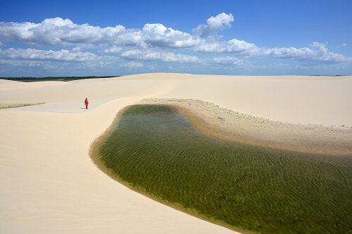 Delta de Paranaiba (Maranhao, Brésil) - Pontal das Malencieras : personnage en équilibre en haut d'une dune (personnage à gauche)(VO-23-1535)