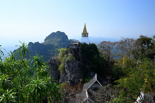 Wat Chaloem Phrakiat, Sky pagoda (province de Lampang, Thaïlande) -Temple perché sur  une petite mogote(VO-24-0072)