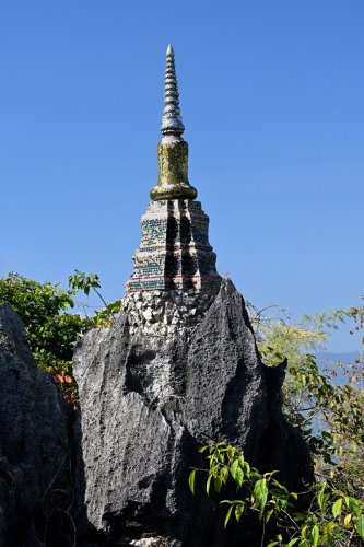 Wat Chaloem Phrakiat, Sky pagoda (province de Lampang, Thaïlande) - Clocheton perché sur  une arrête calcaire(VO-24-0085)
