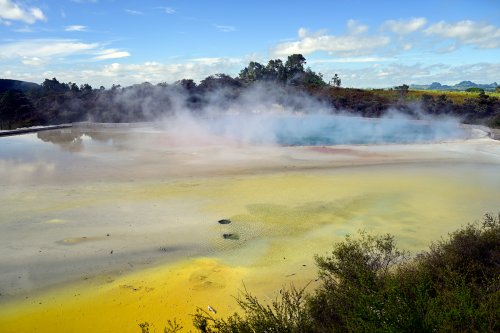 Wai-O-Tapu Thermal Wonderland (Nouvelle-Zélande, Ile du nord) - Lac thermal avec dépôts colorés et fumerolles (VO-24-0707)