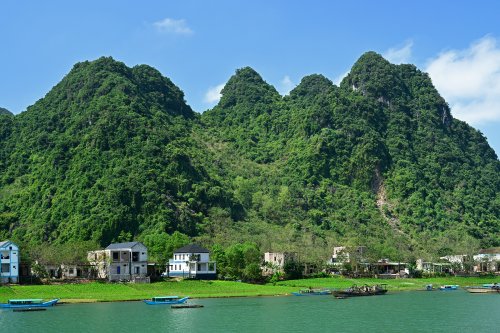 Phong Nha (Vietnam) - Fleuve Son au pied des montagnes karstiques (VO-25-0051)