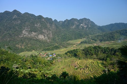 Région de Pu Luong (Vietnam) -  Vue sur une vallée avec rizières et petit village(VO-25-0117)