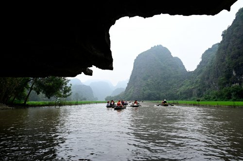 Ninh Binh (Vietnam) - Navigation sur la rivière de la vallée de Tam Coc. Passage dans une grotte. (VO-25-0404)