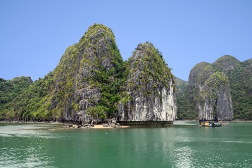 Baie de Lan Ha (Vietnam) - Pitons calcaire (avec bateau )(VO-25-0466)