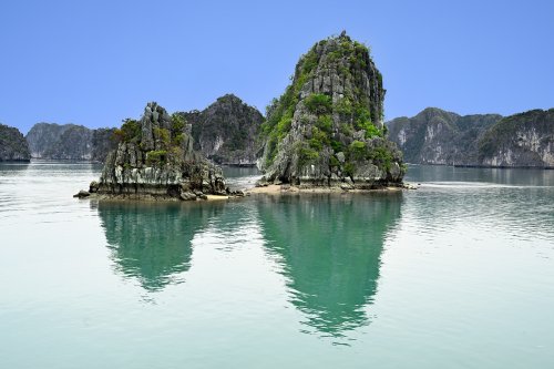 Baie de Lan Ha (Vietnam) -  Deux pitons de calcaire isolés se reflétant dans l'eau de la baie(VO-25-0470)