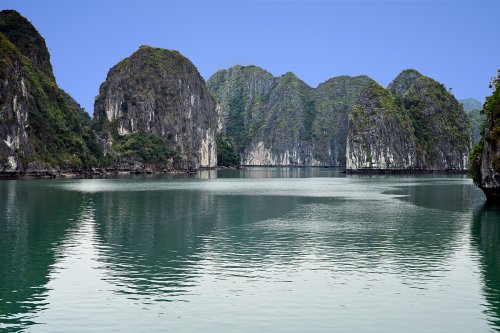Baie de Lan Ha (Vietnam) - Série de pitons de calcaire se reflétant dans l'eau de la baie.(VO-25-0474)