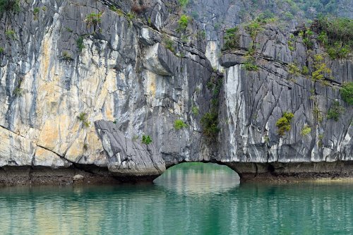 Baie de Lan Ha (Vietnam) - Arche naturelle dans un piton de calcaire(VO-25-0478)