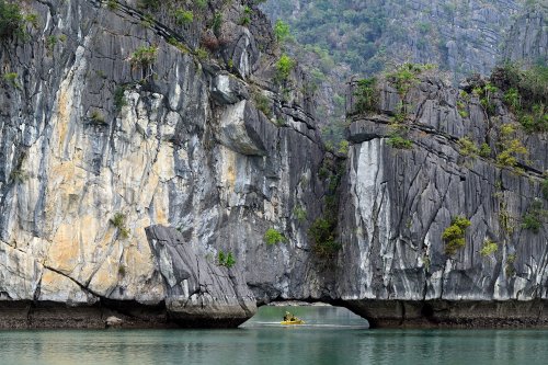 Baie de Lan Ha (Vietnam) - Arche naturelle sur un piton (avec kayak jaune sous l'arche).(VO-25-0487)
