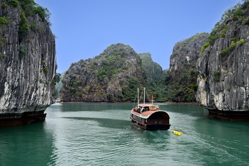 Baie de Lan Ha (Vietnam) - Jonque entre deux falaises de calcaire.(VO-25-0502)