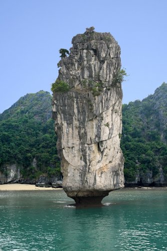 Baie de Lan Ha (Vietnam) - Piton de calcaire Kao Tapu( James Bond Rock).(VO-25-0518)